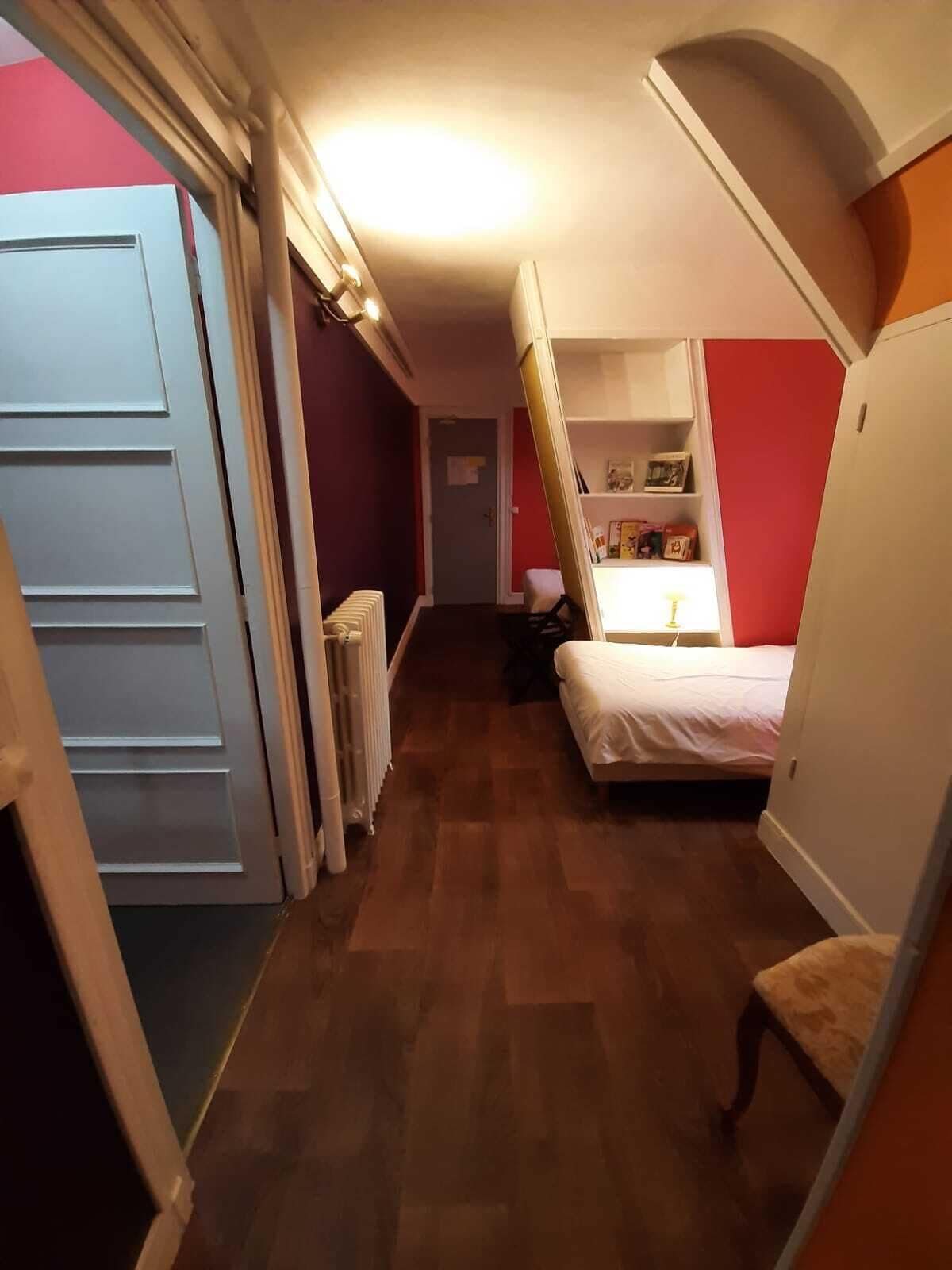 family room (for 7) | premium bedding, desk, free cots/infant beds, rollaway beds