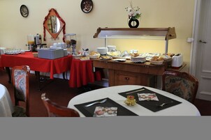 Breakfast (EUR 9 per person)