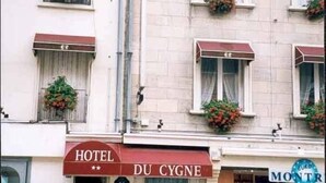 A hotel with a red awning labeled "HOTEL DU CYGNE" and a sign for "EURO MONTR". - Hotel du Cygne (Beauvais)