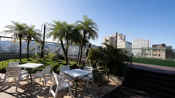 Una piscina al aire libre, tumbonas