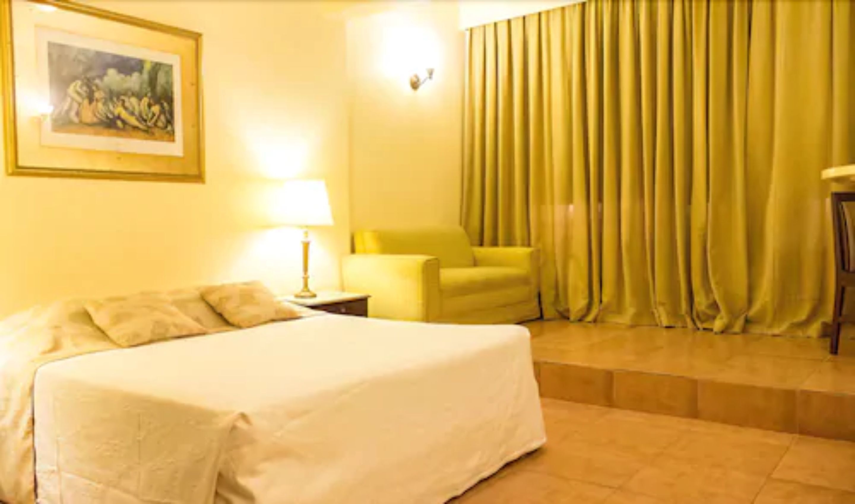 Minibar, coffre-fort, rideaux d’obscurcissement, accès au Wi-Fi (inclus)