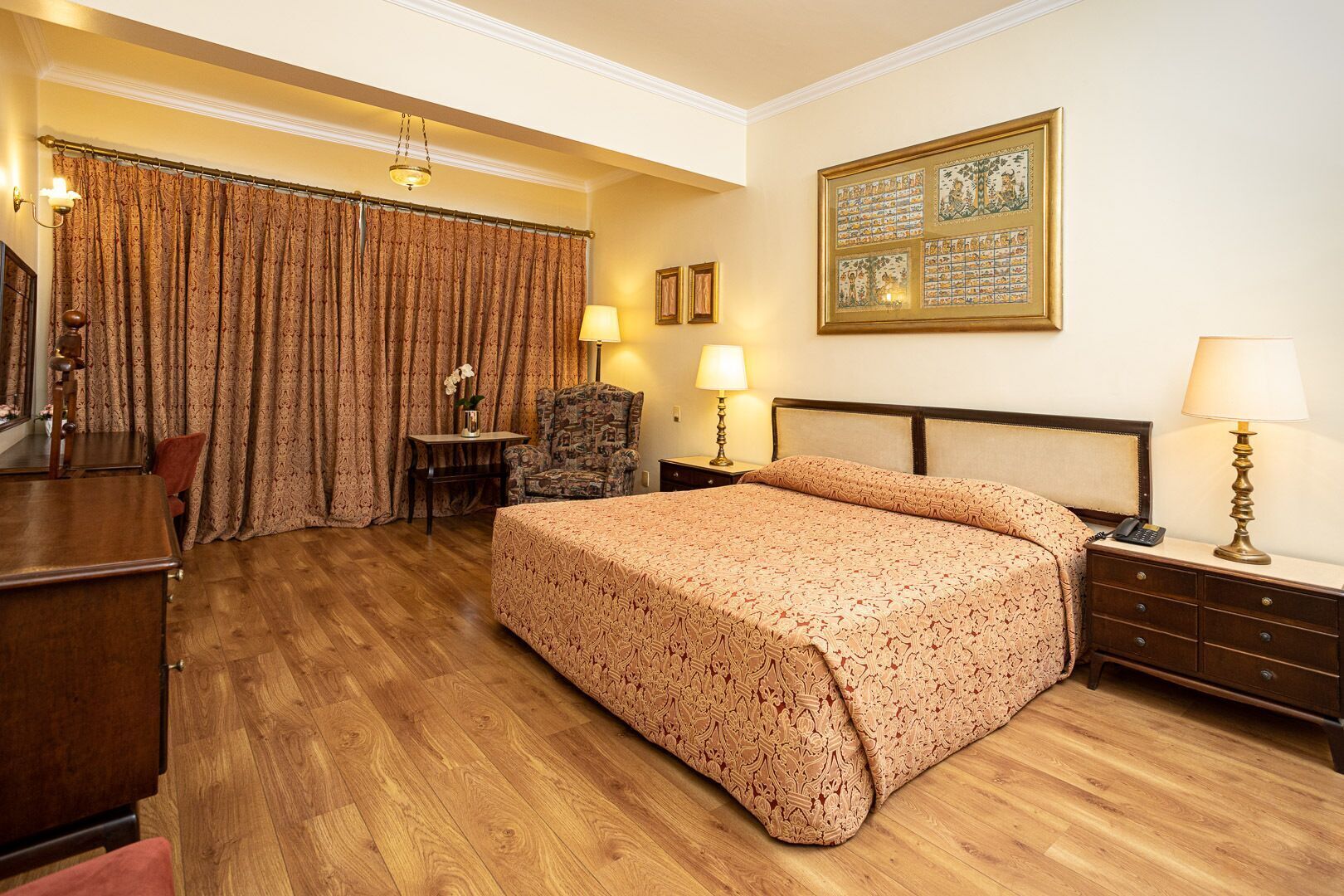 Minibar, caja de seguridad en la habitación y cortinas blackout 