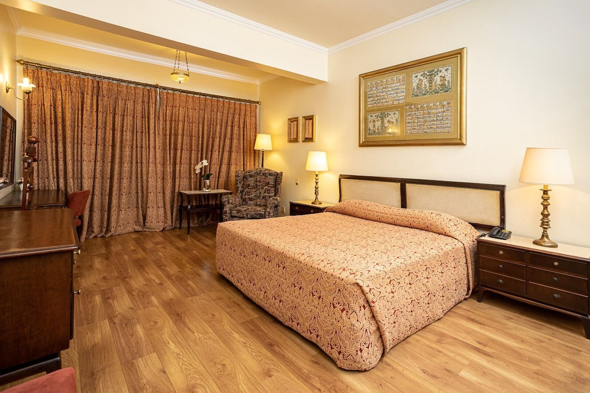 Minibar, caja de seguridad en la habitación y cortinas blackout