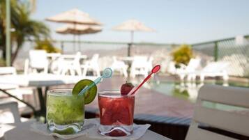 Una piscina al aire libre, tumbonas