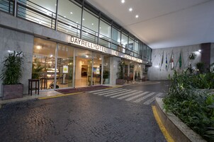 Exterior del Hotel Dayrell con diseño moderno, amplias ventanas y una entrada visible.