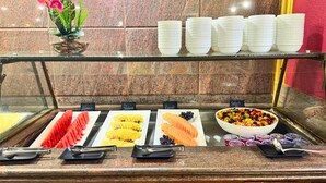 Un bufé con diferentes alimentos y utensilios.