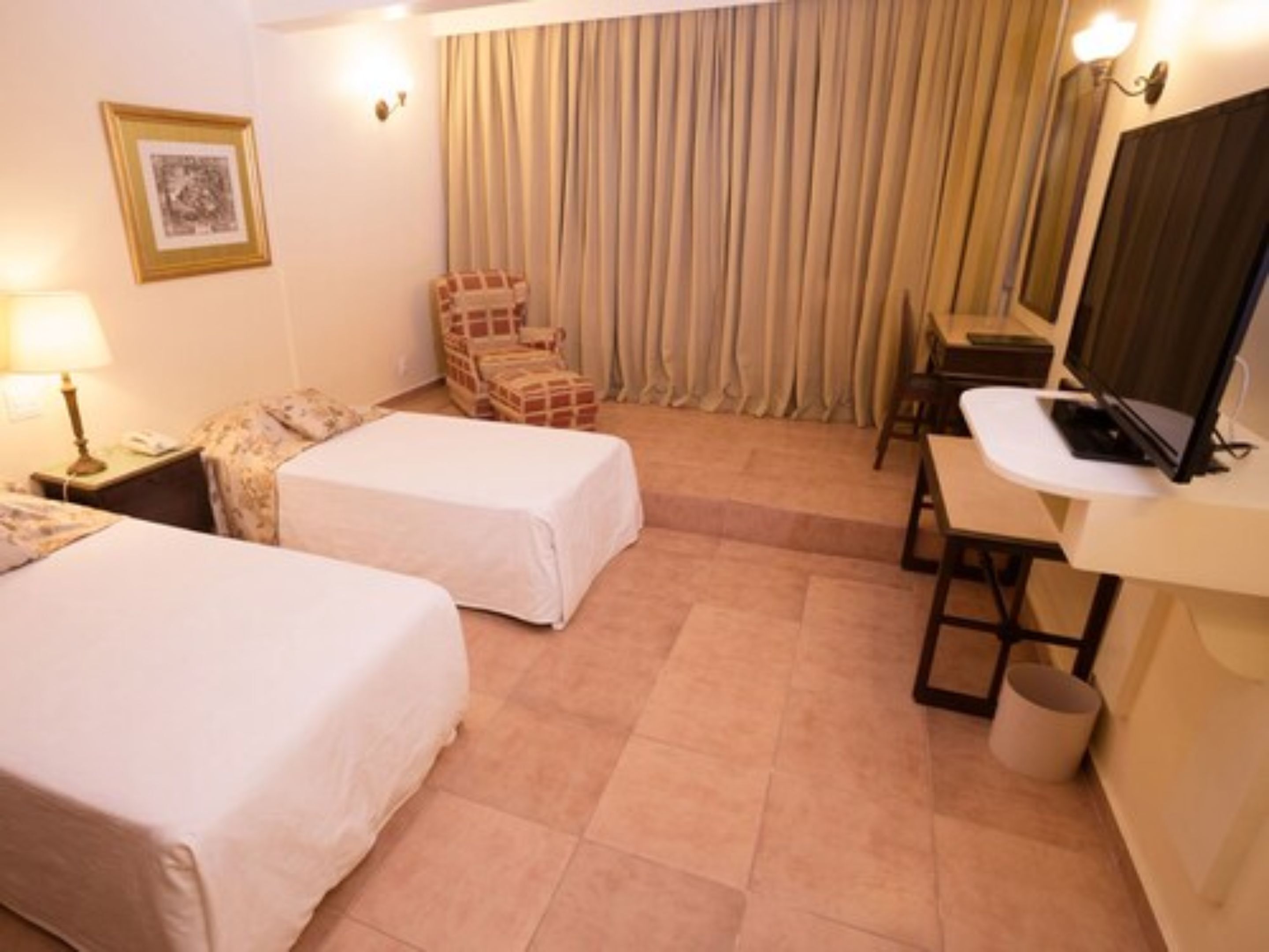 Minibar, caja de seguridad en la habitación y cortinas blackout 