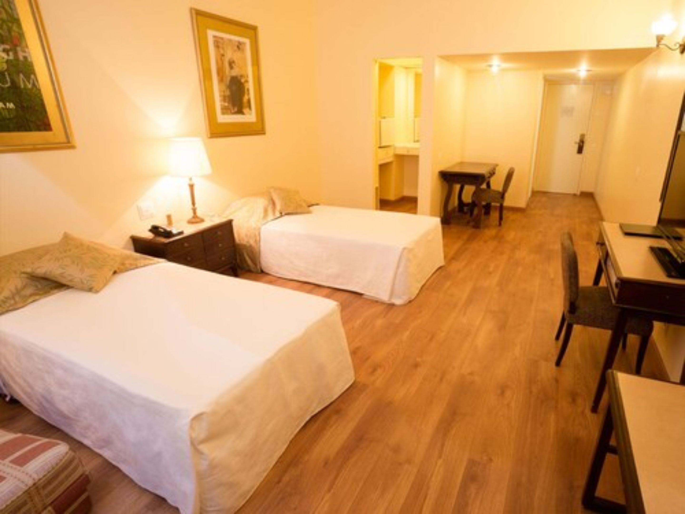 Minibar, caja de seguridad en la habitación y cortinas blackout 