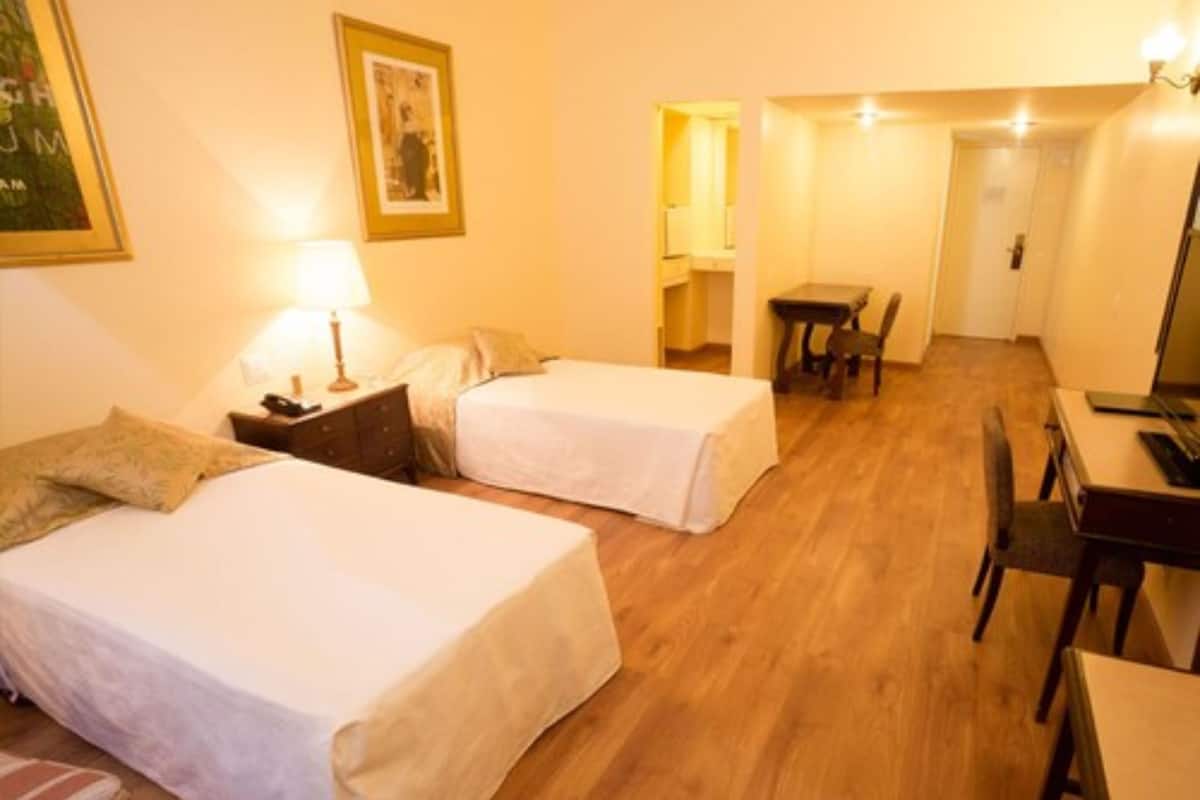 Minibar, caja de seguridad en la habitación y cortinas blackout