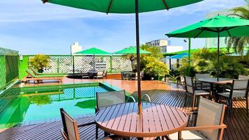 Piscine extérieure, chaises longues