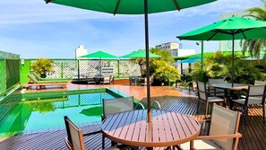 Piscine extérieure, chaises longues