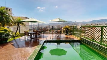 Utendørsbasseng og solsenger