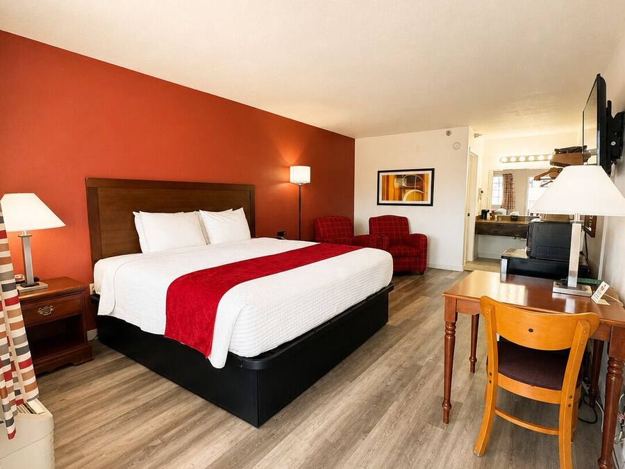 Room, 1 King Bed (Third Floor) | Premium bedding, desk, blackout drapes, iron/ironing board