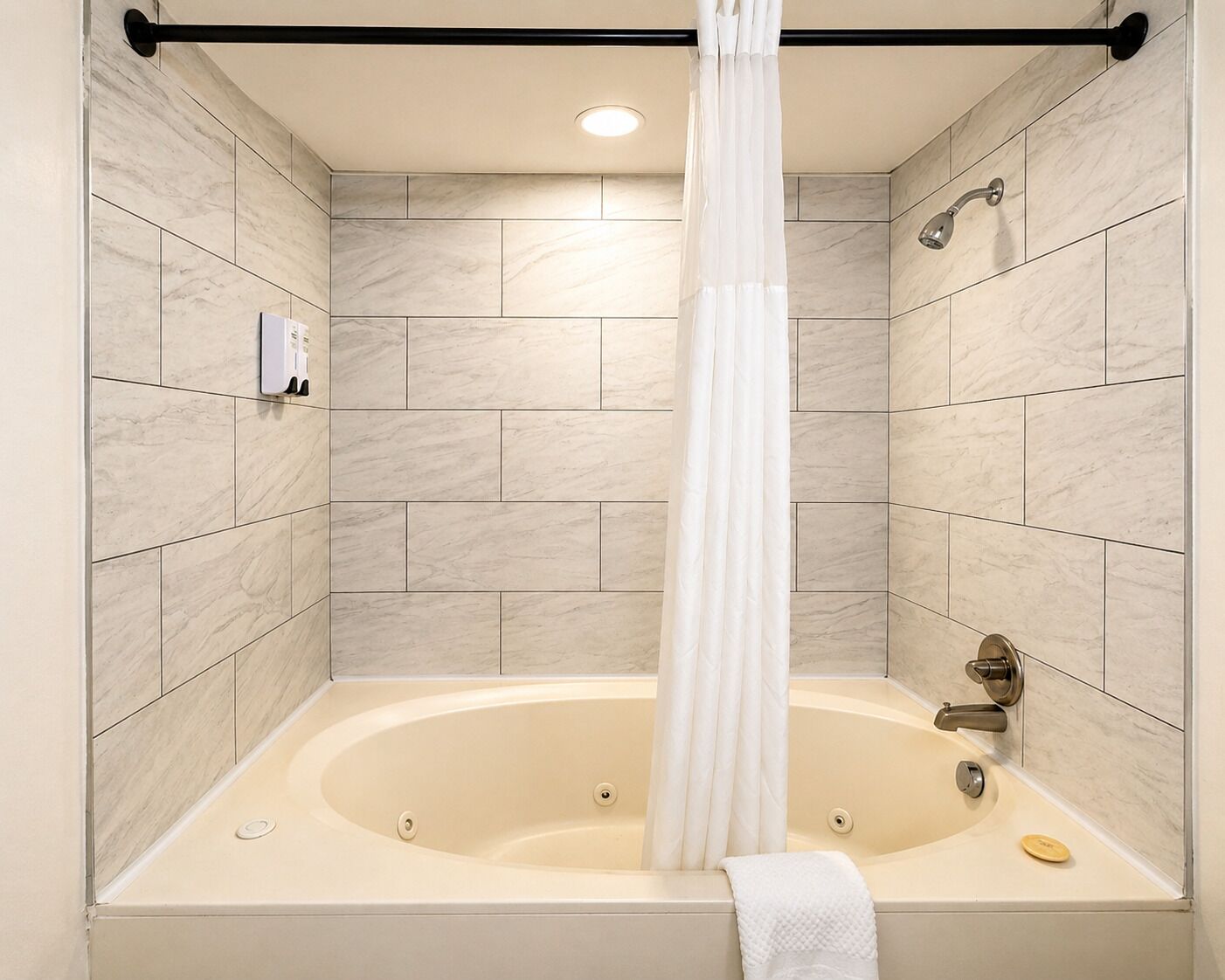 Habitación, 1 cama de matrimonio grande, bañera de hidromasaje | Baño | Ducha y bañera combinadas y artículos de higiene personal gratuitos