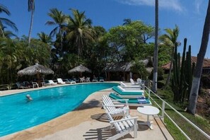 Hồ bơi ngoài trời, ghế dài tắm nắng 