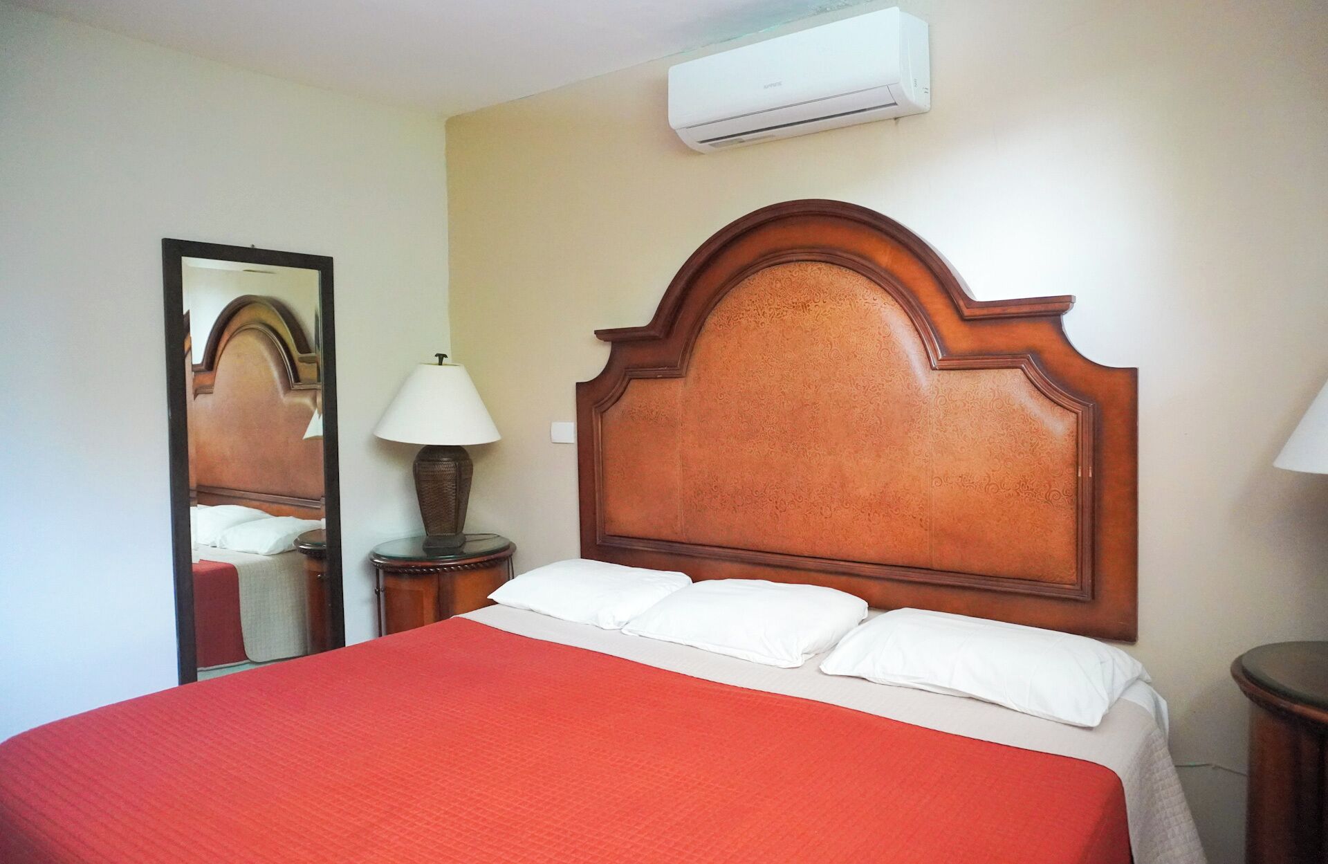 ESTANDAR KING | Desk, laptop workspace, iron/ironing board, free WiFi