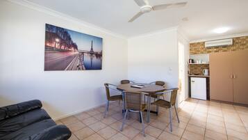 Apartment, 2 Bedrooms | In-room dining