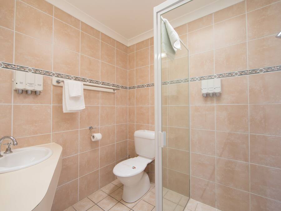 Een badkamer met een wastafel, toilet en douche.