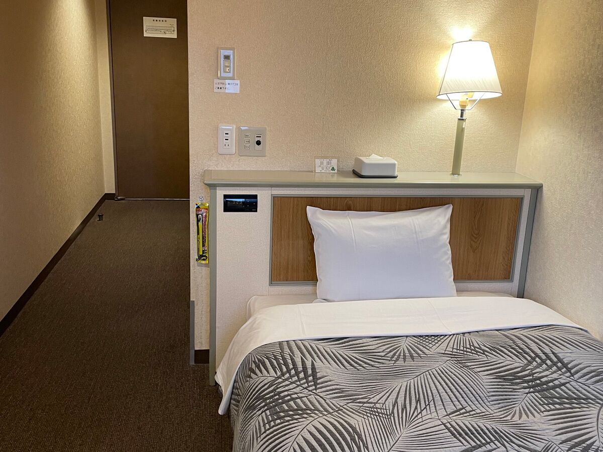 シングルルーム 喫煙可 | セーフティボックス (室内)、デスク、WiFi (無料)、ベッドシーツ