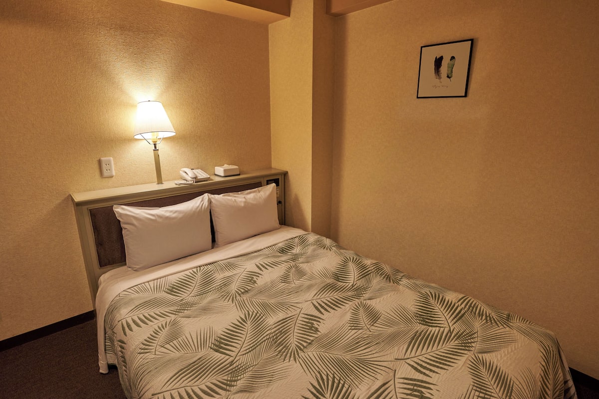 Standard Double Room, Smoking | In-room safe, desk, free WiFi, bed sheets
