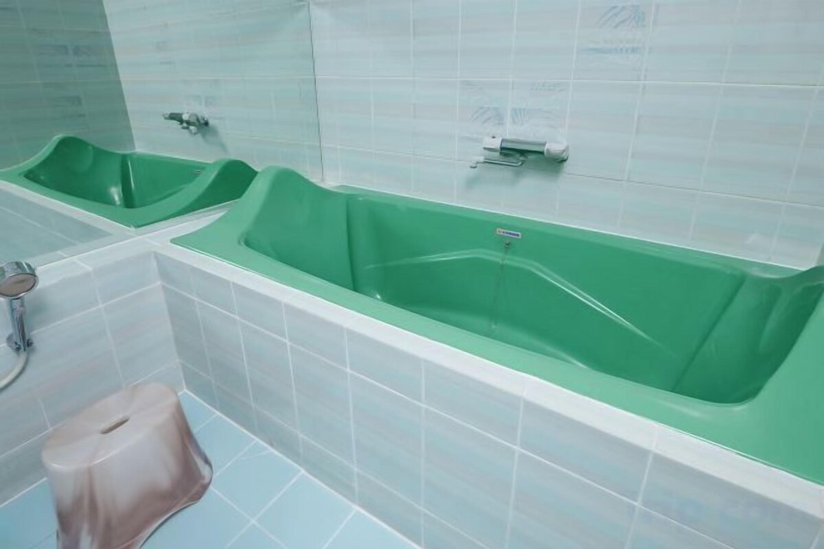 Combined shower/tub, free toiletries, hair dryer, slippers