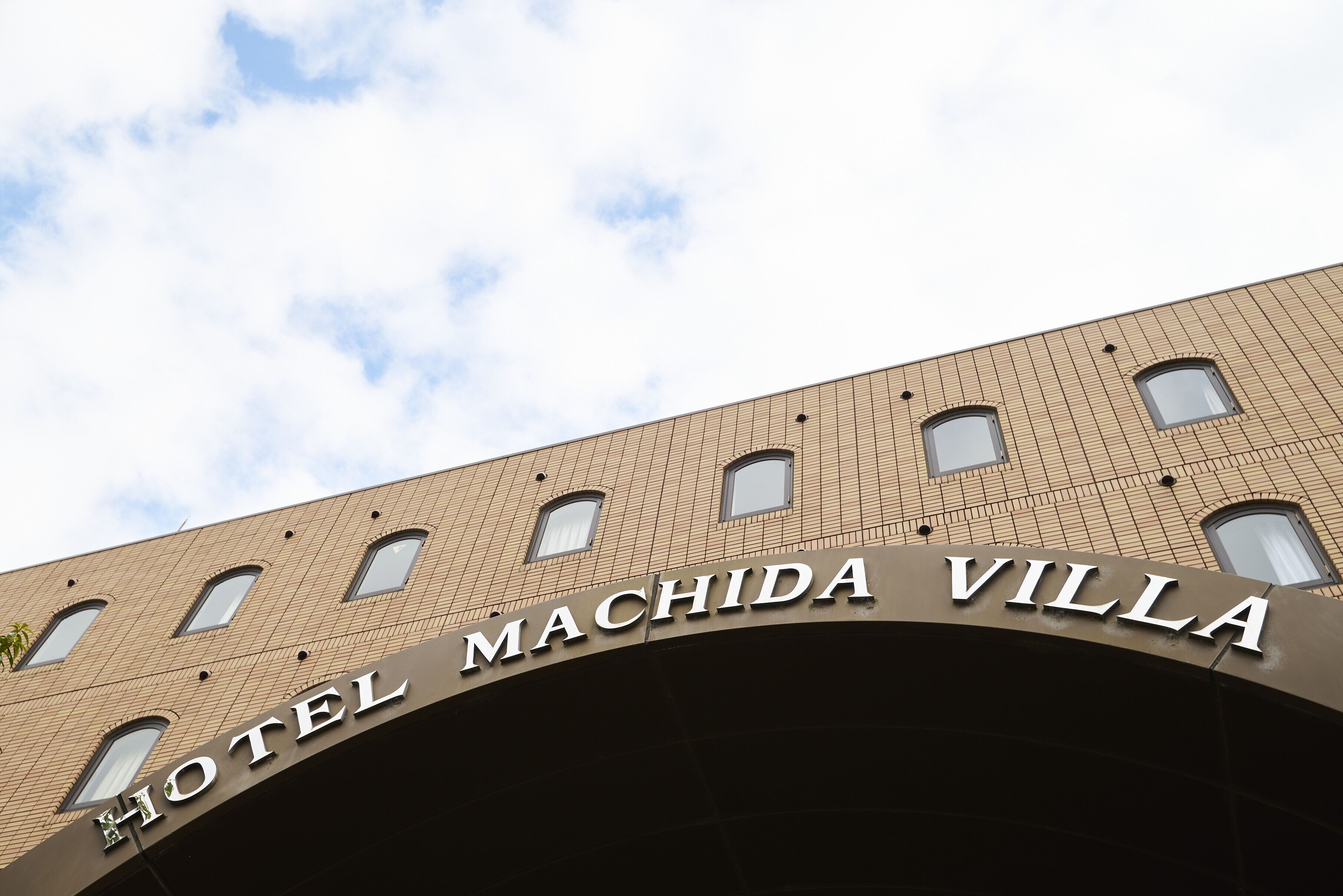 A hotel sign with the name "MACHIDA VILLA HOTEL".