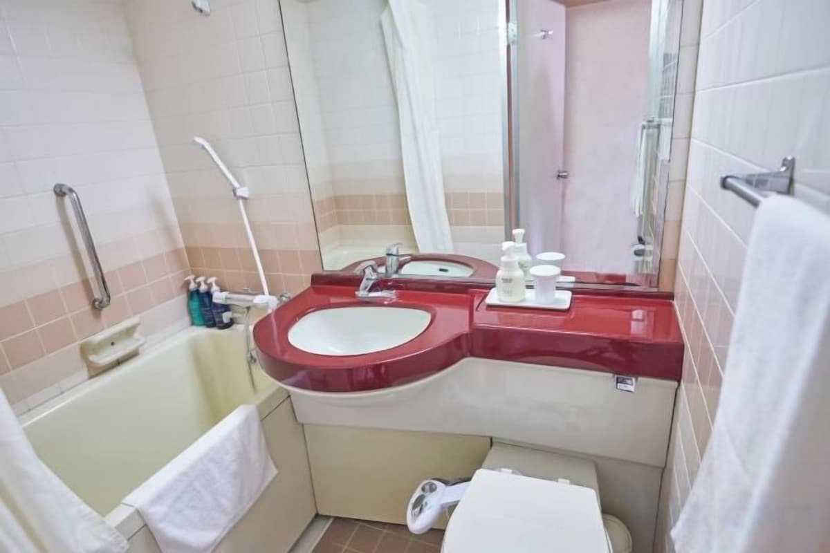 Bathroom | Combined shower/tub, free toiletries, hair dryer, slippers