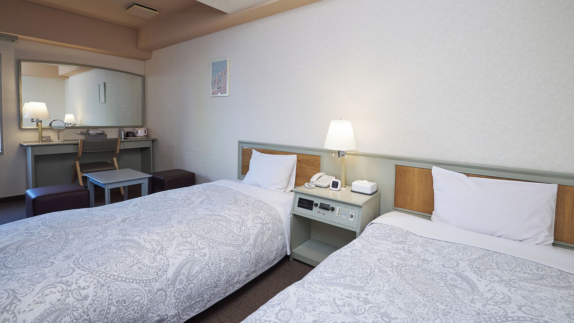 客房内保险箱、办公桌、免费 WiFi、床单