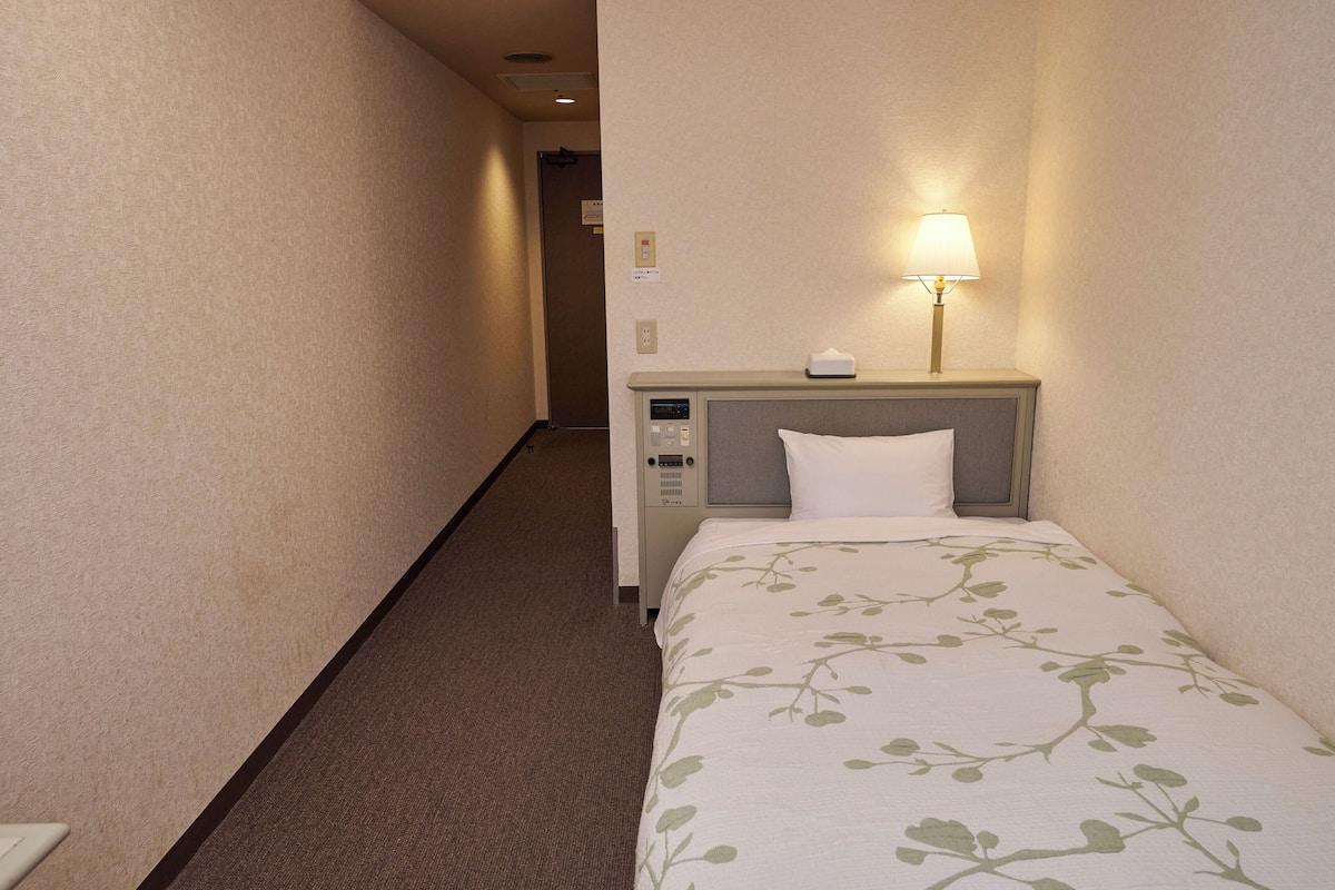 Single Room, Non Smoking | In-room safe, desk, free WiFi, bed sheets