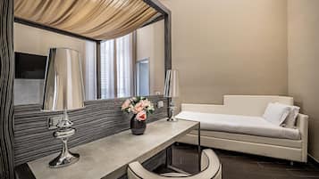 Bộ đồ giường cao cấp, minibar, két bảo mật tại phòng