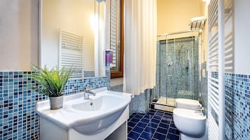 Đồ dùng nhà tắm miễn phí, máy sấy tóc, khăn tắm