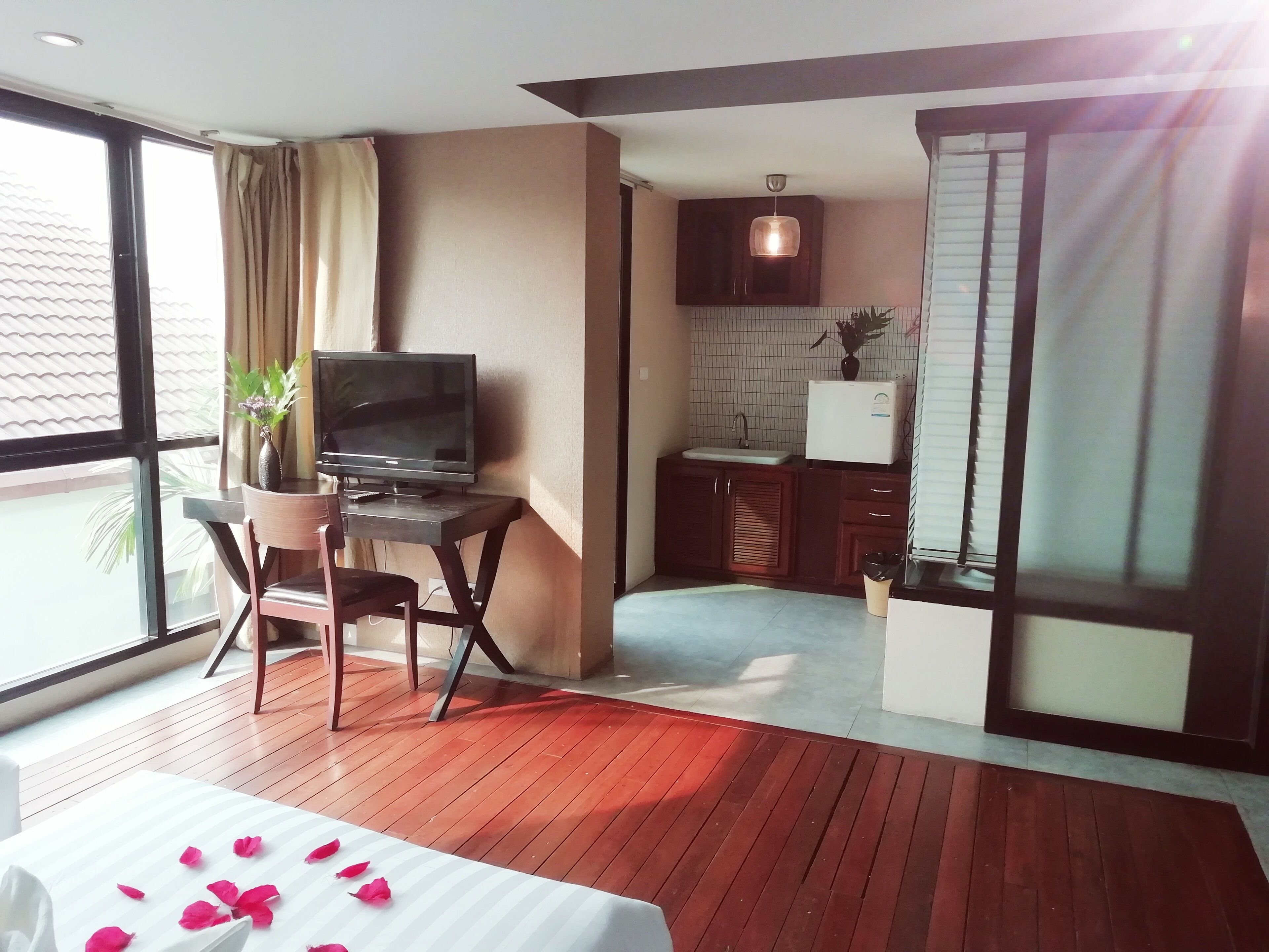Quarto triplo luxo, 3 camas de solteiro | Área de estar | TV