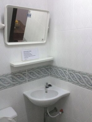 Single Room with Fan | Phòng tắm | Buồng tắm vòi sen, đồ dùng nhà tắm miễn phí, khăn tắm 