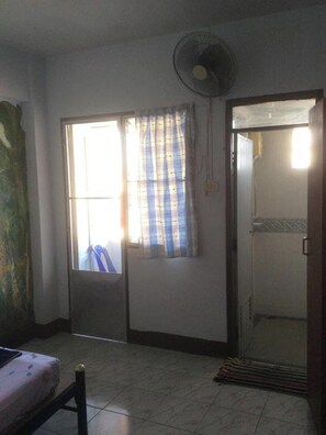 Single Room with Fan | Két bảo mật tại phòng, bàn, truy cập Internet không dây miễn phí