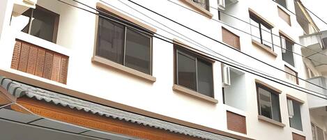 Vista frontal de la propiedad