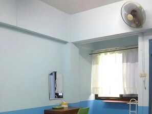 Standard Double Room with Fan | 客房内保险箱、办公桌、免费 WiFi、床单