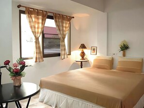 Standard Room with Air Conditioning | Két bảo mật tại phòng, bàn, truy cập Internet không dây miễn phí 