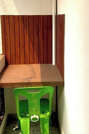 Standard Triple room with Air condition | In-room safe, desk, free WiFi, bed sheets - Ban Wiang Guest House (Chiang Mai)