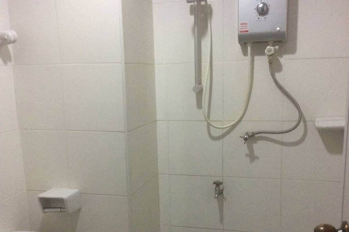 Baño | Regadera, amenidades de baño gratuitas, toallas