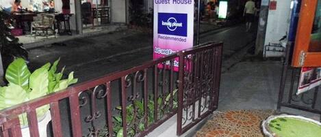 Een bordje voor 'Baniwang Guest House' met een 'lonely planet' logo, dat aangeeft dat dit een aanbevolen accommodatie is.
