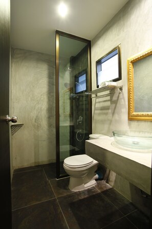 Quarto superior, 1 cama de casal | Banheiro | Chuveiro, produtos de toalete grátis, secador de cabelo 