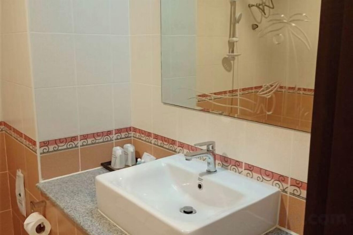 Badkamer | Een bad/douchecombinatie, gratis toiletartikelen, een haardroger