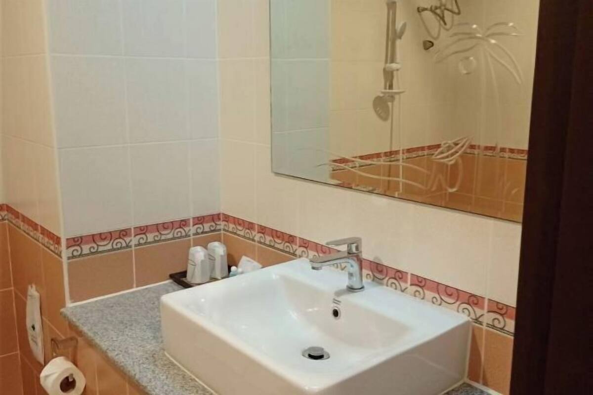 Bathroom | Combined shower/tub, free toiletries, hair dryer, towels