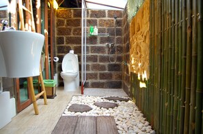 Deluxe Triple with Terrace | Bathroom | Free toiletries, towels