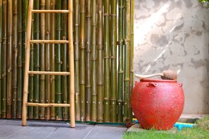 A bamboo fence, a wooden ladder, and a red pot with a wooden handle. - Swiss Lanna Lodge (Chiang Mai)