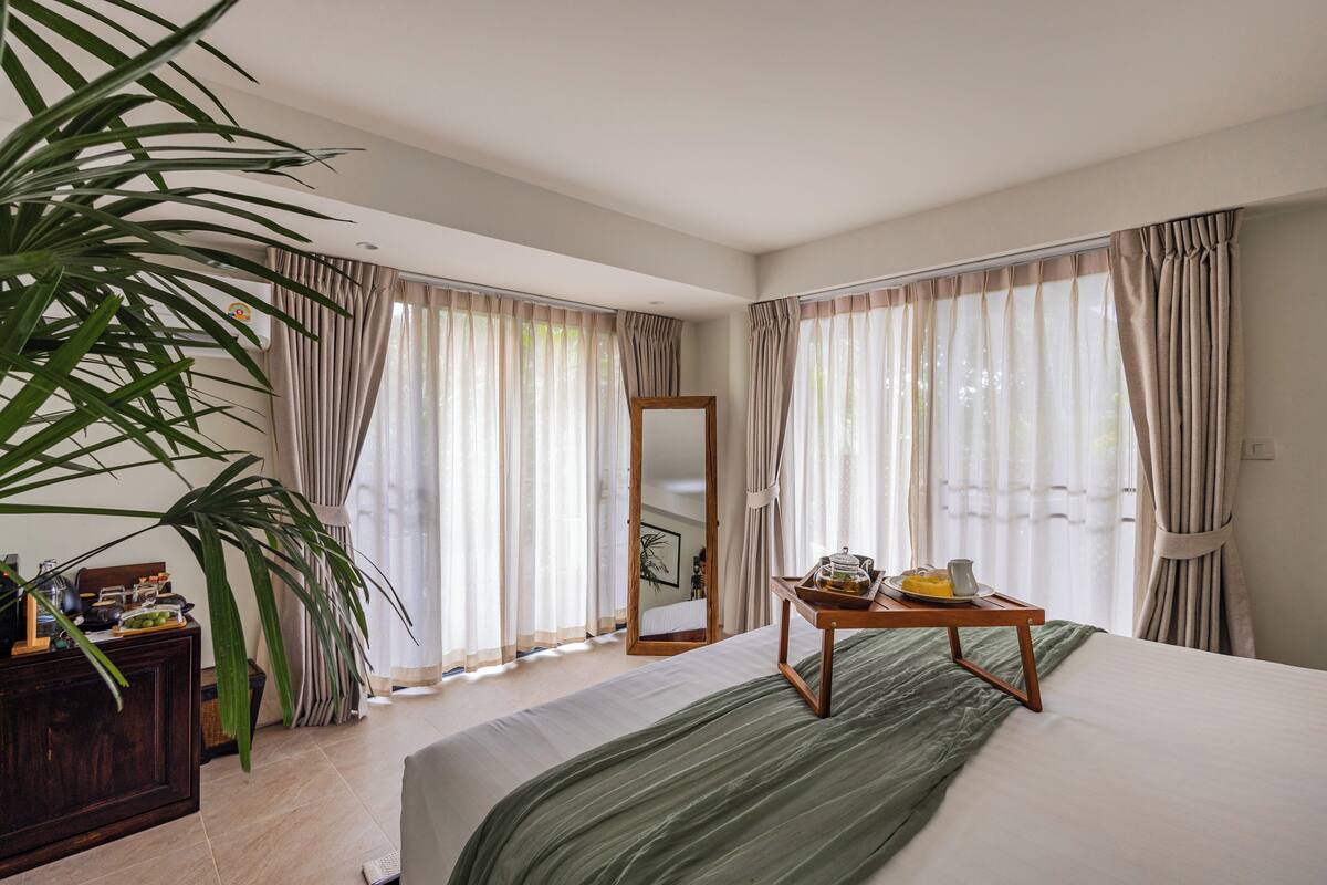Deluxe Suite, 1 King Bed, Sea View | 1 bedroom, free minibar items, in-room safe, free WiFi