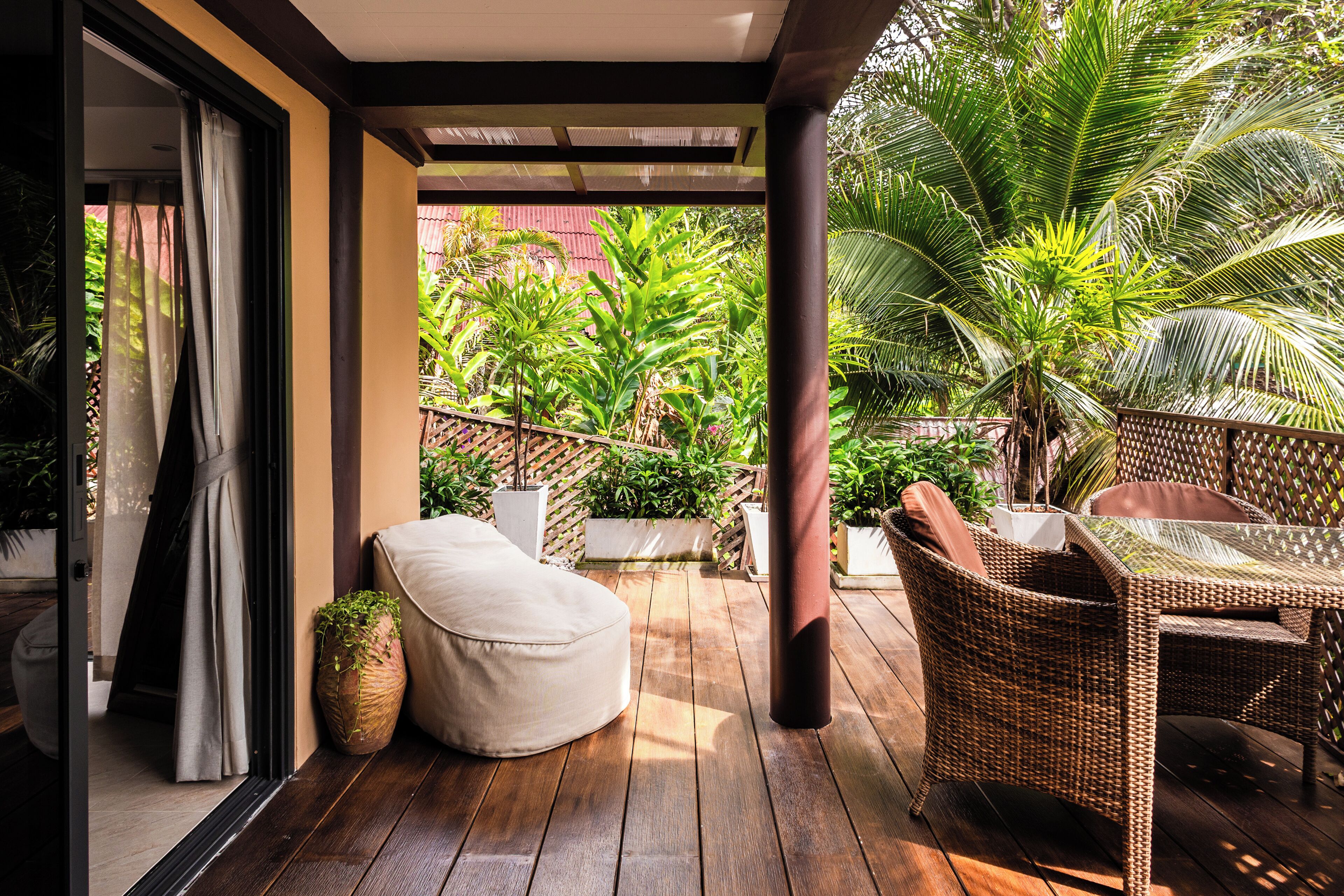 Deluxe Studio Suite, 1 King Bed, Garden View