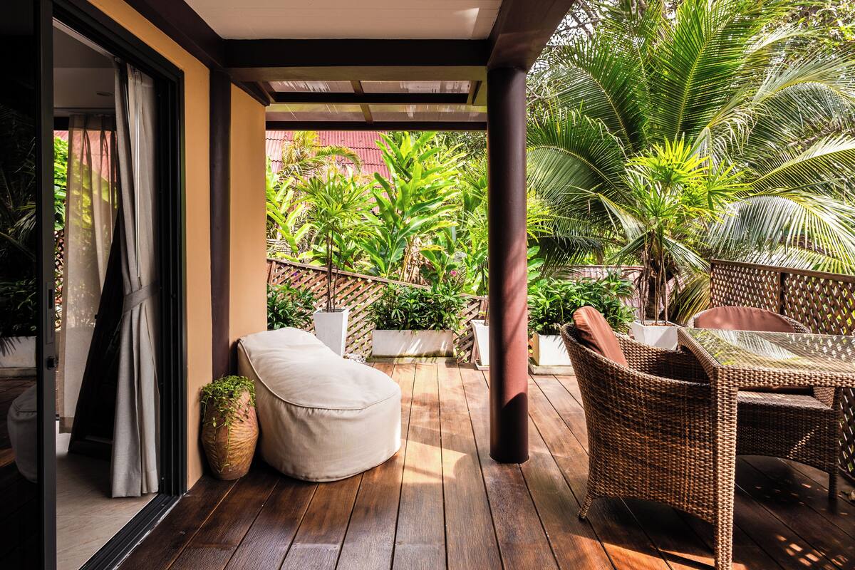 Deluxe Studio Suite, 1 King Bed, Garden View | 1 bedroom, free minibar items, in-room safe, free WiFi