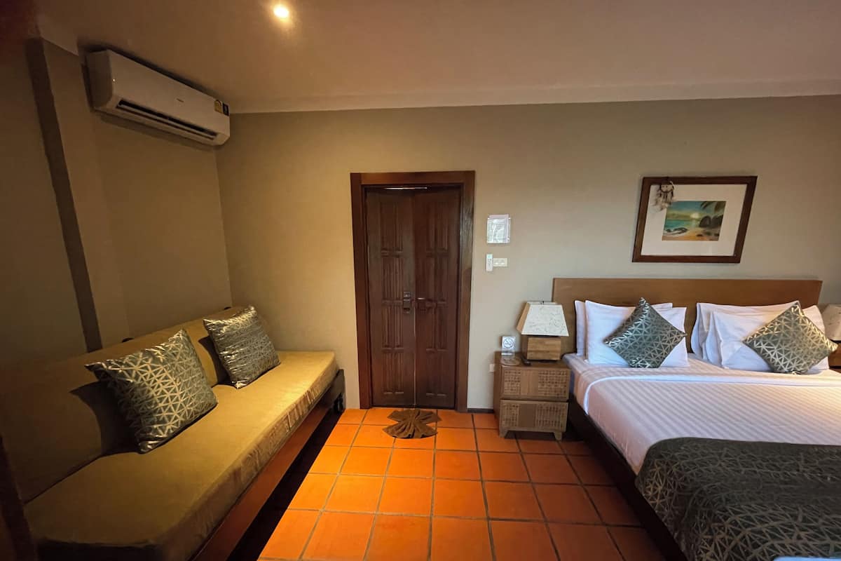 Bungalow superior, 1 cama King size, para no fumadores, vista parcial al mar | 1 habitación y artículos del minibar gratis