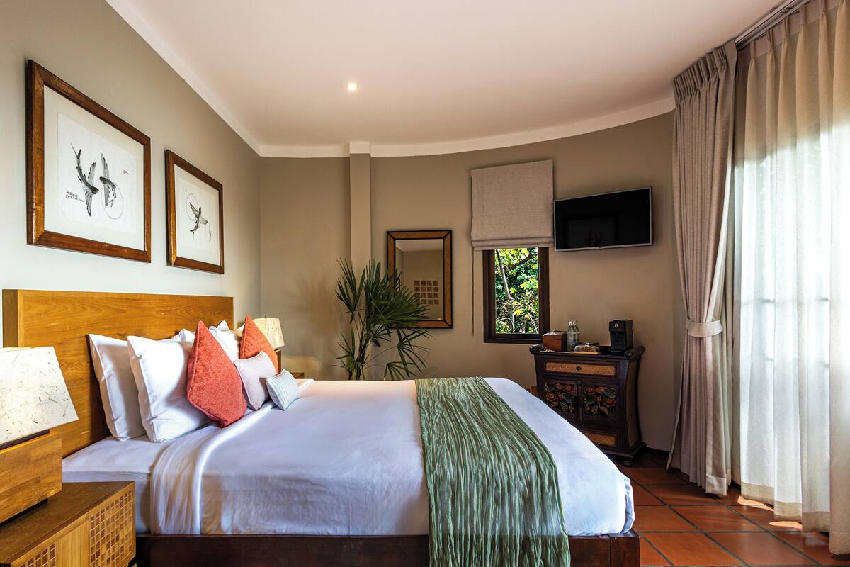 Superior Bungalow, 1 King Bed, Non Smoking, Partial Sea View | 1 bedroom, free minibar items, in-room safe, free WiFi